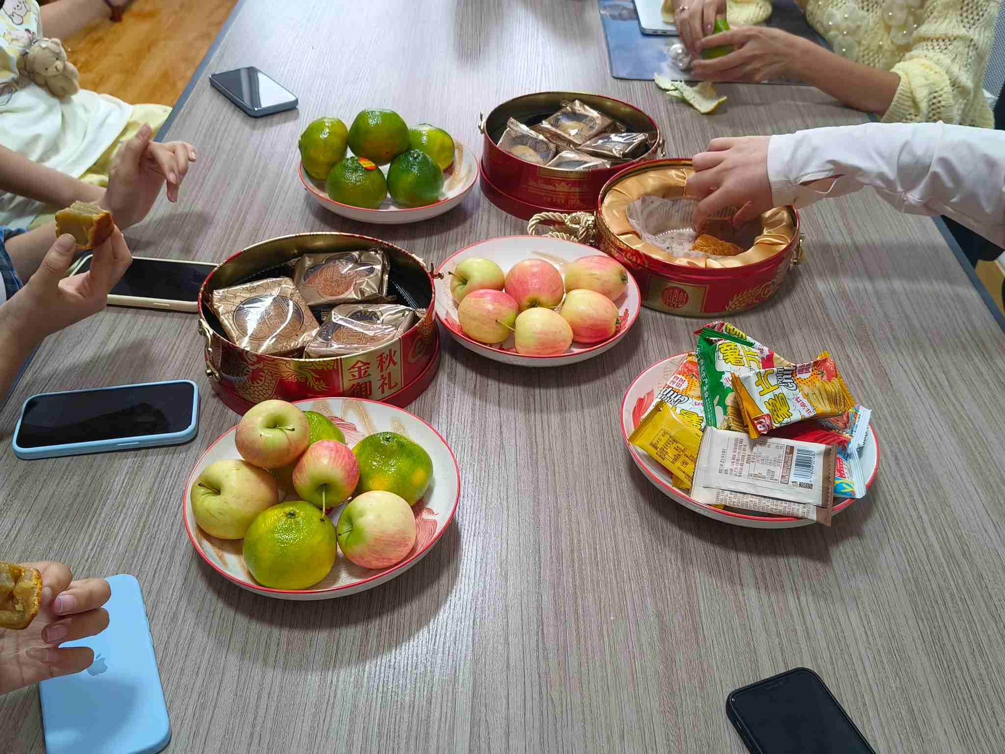 Ang Zemeijia ay may hawak na isang mainit na tsaa sa hapon