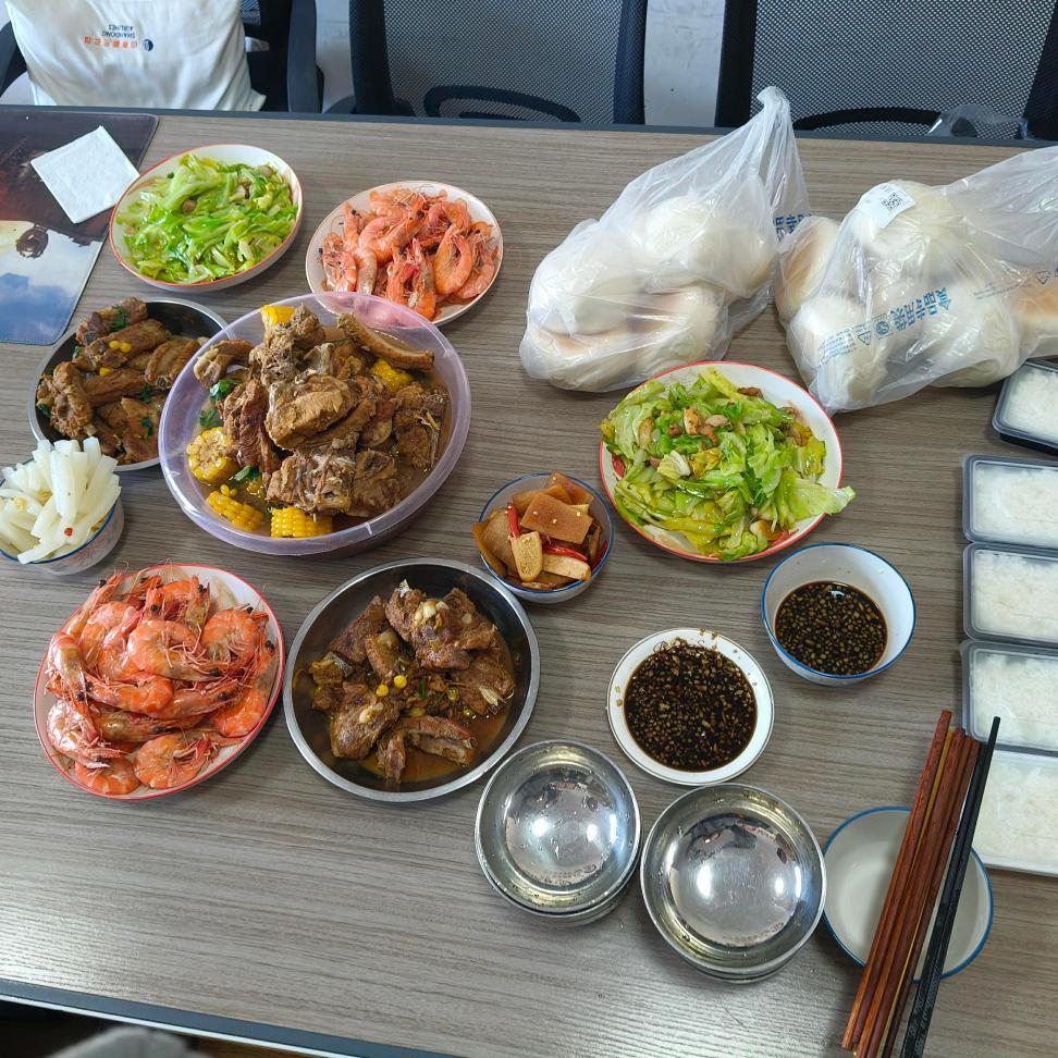 Ang mga bosses ay nagluluto ng tanghalian para sa lahat!